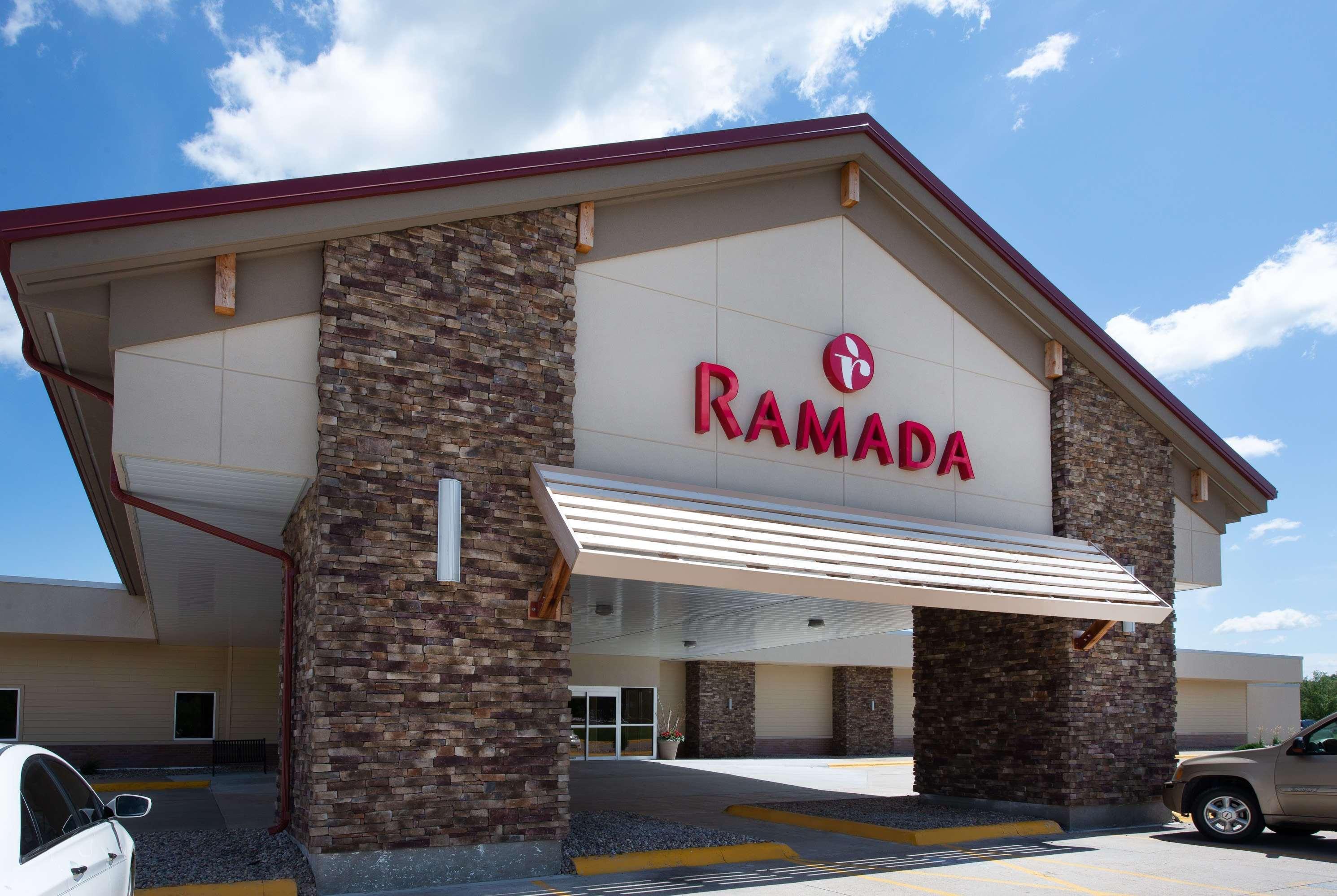 Ramada By Wyndham Columbus Hotel & Conference Center Exterior foto